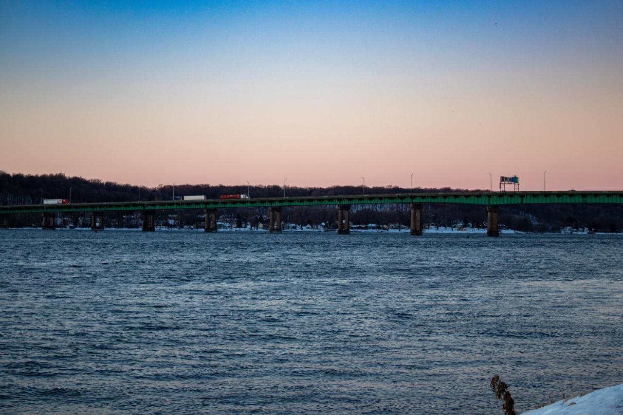 Holiday Inn Express Le Claire Riverfront-Davenport By Ihg Zewnętrze zdjęcie